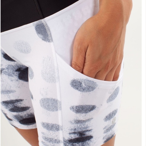 Lululemon Run: Dart and Dash Short | Size 6 | Seaside Dot White/Black - Picture 3 of 7